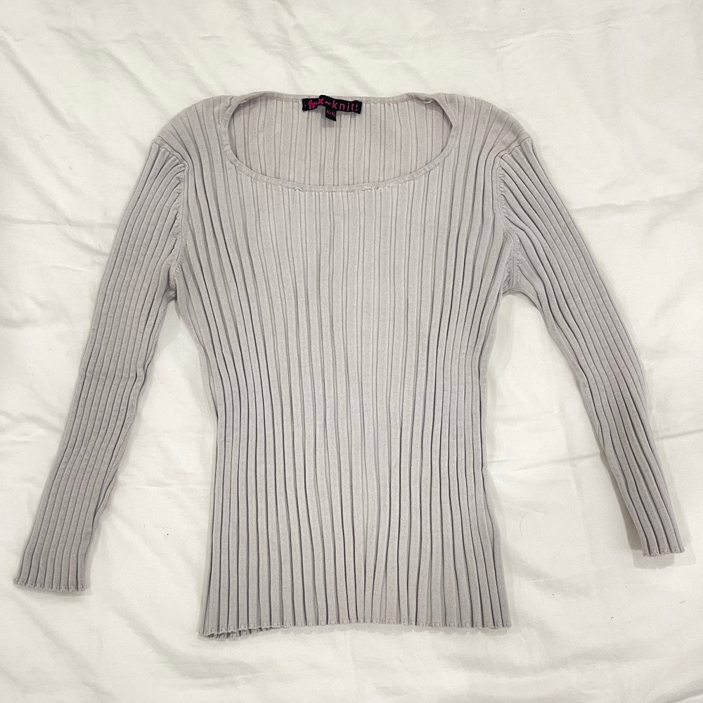 Chic Ribbed Scoop Neck Sweater in Light Gray